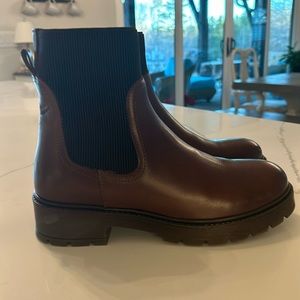 A woman’s size 8 Chelsea boot